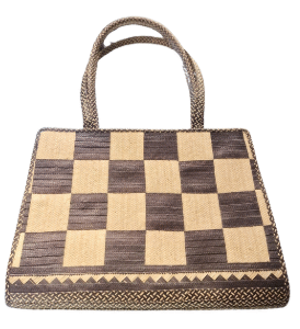 👜 Handcrafted palm bag with a checkered design ♟️